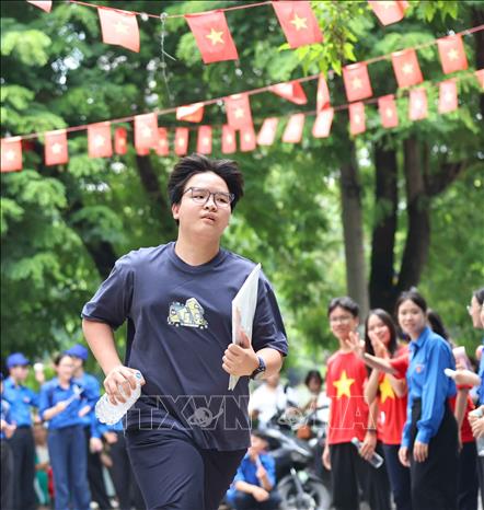 Thí sinh tới điểm thi Trường THPT Trần Nhân Tông để thi môn Ngoại ngữ. Ảnh: Thanh Tùng - TTXVN